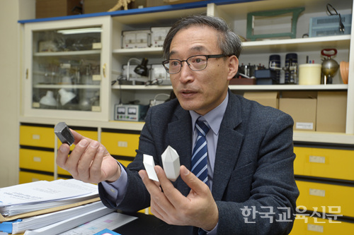 박상필 경기 경화여중 교사가 광물만들기 활동을 통한 발명교육 수업을 설명하고 있다.