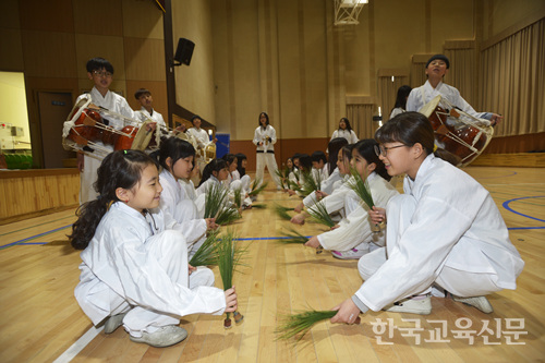 11일 경기 통진초 학생들이 김포 통진면에서 이어져오고 있는 전통놀이 ‘통진두레놀이’를 하고 있다. 12마당 중 다섯째 마당인 ‘모찌기 노래’를 부르며 고학년 학생들이 저학년 동생들에게 율동을 가르쳐주고 있다.