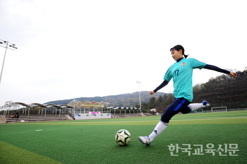 슛을 날리고 있는 임소정 양.