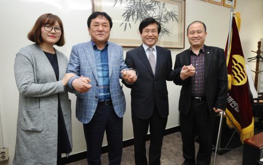 왼쪽부터 박은주 회계·회원관리부 과장, 홍상기 사무총장, 유병로 회장, 김성은 교원 연수·복지 국장.