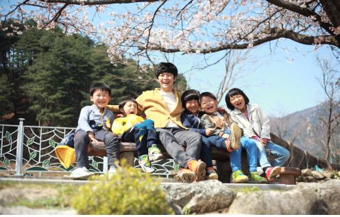 사진부문 최우수상을 받은 라기정 강원 양양화룡초 교사의 '벚꽃과 함께하는 우리들의 함박웃음'