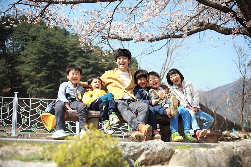 ▲최우수작= 라기정 강원 회룡초 교사의 '벚꽃과 함께하는 우리들의 함박웃음'