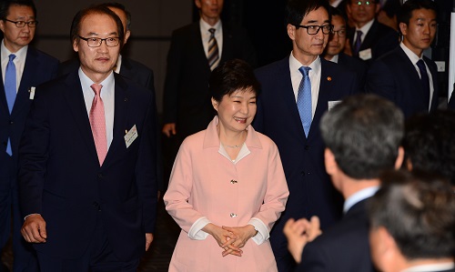 13일 오전 서울 세종로 세종문화회관에서 열린 제35회 스승의 날 기념식에서 박근혜 대통령이 박찬수(왼쪽) 교총회장 직무대행의 안내를 받으며 행사장으로 입장하고 있다.