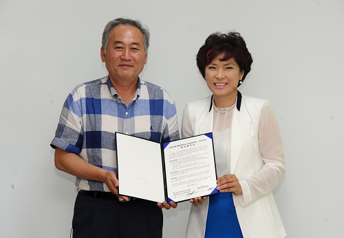 이종각(왼쪽) 종합교육연수원장과 문정수 나우러닝 대표이사