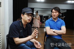 연출을 맡은 김정만(왼쪽) 서울 창덕여중 교사와 조용천(서울 삼육중 교사) 한국교사연극협회 회장