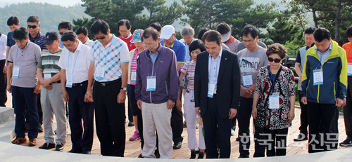 한국교총 대표단이 백령도 천안함 46용사 위령탑을 찾아 묵념을 하고 있다.