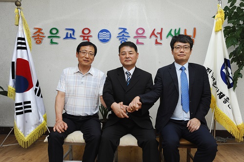 왼쪽부터 장기명(전남 보성중 교감) 혁신위원장, 송재준(목포대 교수) 회장 직무대행, 김민교 사무총장.