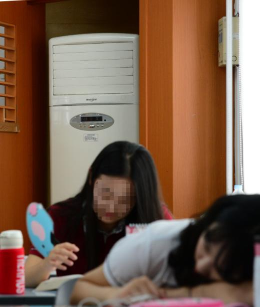 폭염이 이어진 17일 오전 서울의 모 고등학교 3학년 교실에 에어컨 가동이 멈춰있다. 현행 교육용 전기료 기본요금은 최대전력사용일 기준이기 때문에 학교 현장은 전기료 절감을 위해 찜통교실에서 벗어나지 못하고 있다. 이효상 기자