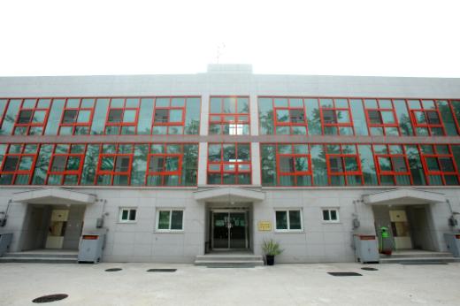 인천 강화군 삼성초등학교 내에 지어져 있는 통합관사. 가족형 4가구와 독신자형 16가구 등 총 20가구로 구성돼 있다. 관사에 거주하는 교직원들은