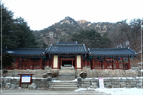 ▲ 청평사 회전문과 오봉산