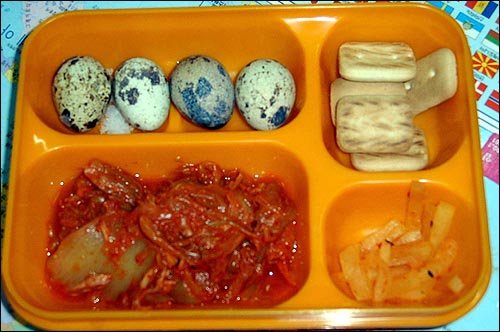 대한민국 복지행정의 영양결핍을 단적으로 드러냈던 문제의 그 건빵도시락