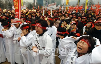 1월 26일, 이천 시민 4000여 명이 과천 정부청사 앞에 모여 하이닉스 이천공장 증설 불허 결정에 항의하는 시위를 벌이고 있다. (경인일보 사진 인용)