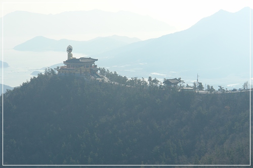 ▲ 문수암에서 바라본 보현사약사전