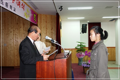 ▲ 대외상을 시상하는 노인회장님