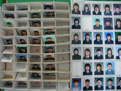 사진모음함(왼쪽/크기 : 20*25*5cm)과 이것을 이용해 완성한 출석부 사진첩