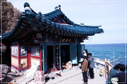 ▲ 의상 대사가 관음보살의 진신을 친견한 장소에 세워진 홍련암-작은 유리를 통해 관음굴을 볼 수 있다
