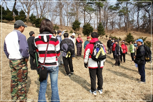 ▲ 법주리 주변의 지형과 지명을 소개하는 이감섭님과 청주삼백리 회원들