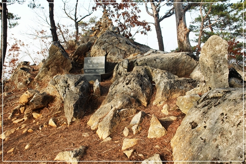 ▲ 보배산 정상의 표석과 돌탑