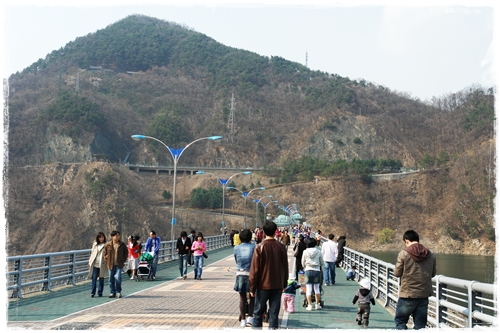 ▲ 바라보이는 산 위에 작은 사찰 현암사가 있다