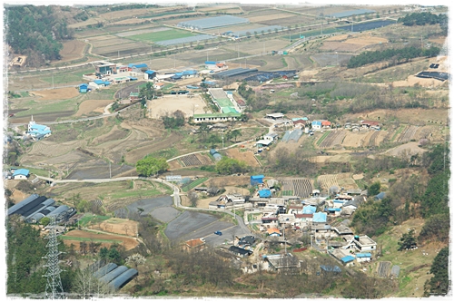 ▲ 도원분교장과 주변 마을 풍경
