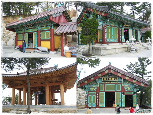 ▲ 휴휴암의 암자들과 범종