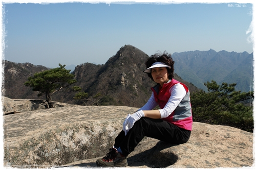 ▲ 돔형바위 정상-뒤로 백악산 정상이 보인다