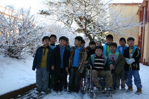 삼월 어느날 갑자기 눈이 내렸습니다.영석이를 비롯한 친구들에게 추억을 만들어주고 싶었습니다.그래서 사진을 찍어 주었습니다.아이들이 무척 즐거워했습니다.그런데 아직 사진기를 다루는 기술이 부족해서 우리 아이들이 기뻐하는 마음, 행복해 하는 마음 등을 담지 못했습니다.마음을 찍는 사진사가 되어야 할텐데… .