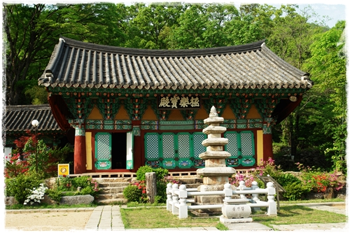 ▲ 극락보전과 오층석탑