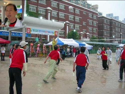 마이 볼! 작년(2006.6.10/ 구리 백문초교 운동장)에 열린 경인교대 경기지역 총동문체육대회 OB팀의 배구 경기 모습