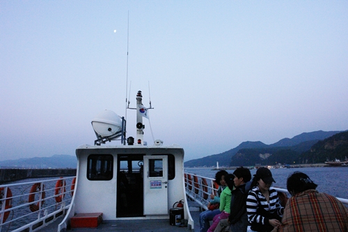 ▲ 유람선 위로 달이 보인다