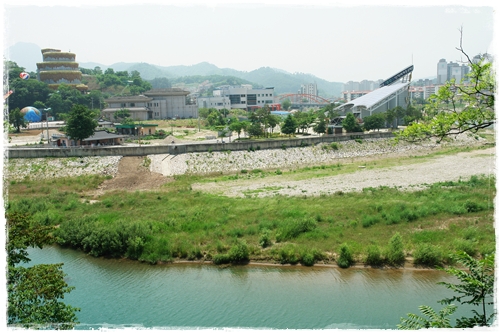 ▲ 죽서루에서 보이는 동굴박람회장 풍경