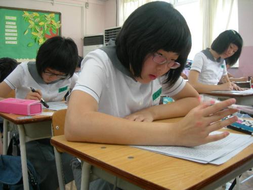 역시 평가는 괴롭다고요 수원제일중학교 2학년 학생들이 제1회 학업성취도 평가를 보고 있다. 이 학교 모든 학급에는