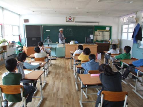 지역 어르신이 게이트볼의 기본에 대하여 강의를 해주시고 계신다.