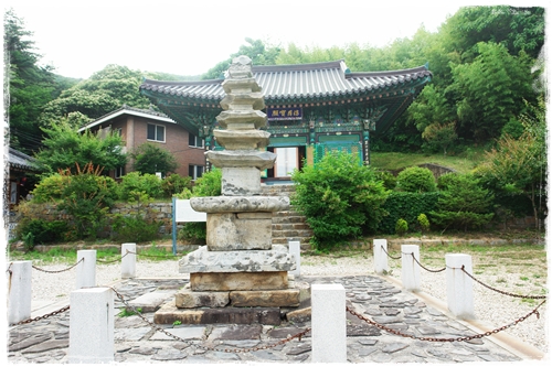 ▲ 약사전과 등명사지오층석탑