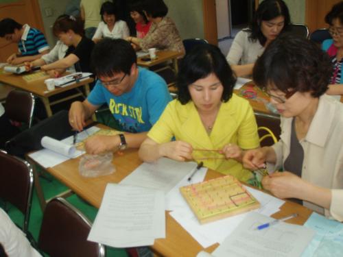 점판과 패턴블럭을 중심으로 수학적 조작도구를 활용하여 열심히 연구활동을 펼치는 경인초등수학교육연구회원들