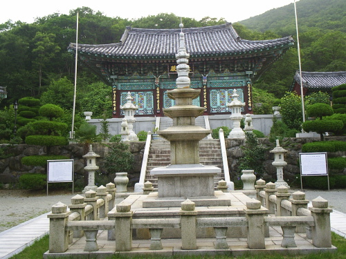 안적사 석탑과 대웅전