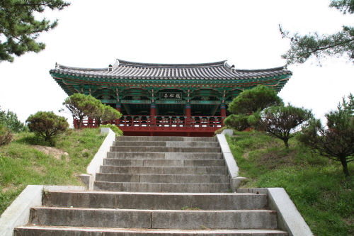멀리 보이는 월송정