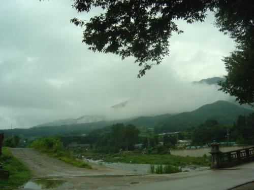 실상사 앞 계곡에서 바라본 여름 지리산의 운무