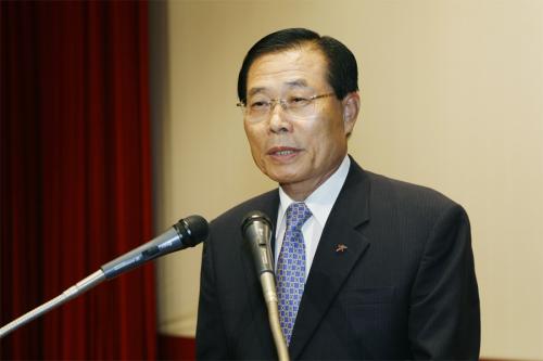 교장, 장학관, 교육장 임용장을 수여한 후 당부 말씀을 하시는 김진춘 경기도교육감