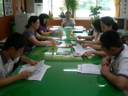 수원제일중 급식소위원회 장면(2007.8.20). 학생들도 참석하여 급식에 관한 의견을 제시하고 있다.