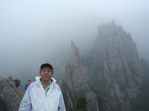 금강산 만물상( 천선대)에 올라 절경을 배경으로 찍은 필자의 모습