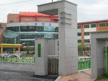 교문 기둥, 외부벽, 계단도 중국산 올해 개교한 수원시 권선구의 한 중학교 정문과 교사 모습. 건축 자재가 중국산 석재로 밝혀졌다는데….