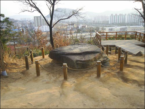 김해를 굽어보는 고이돌