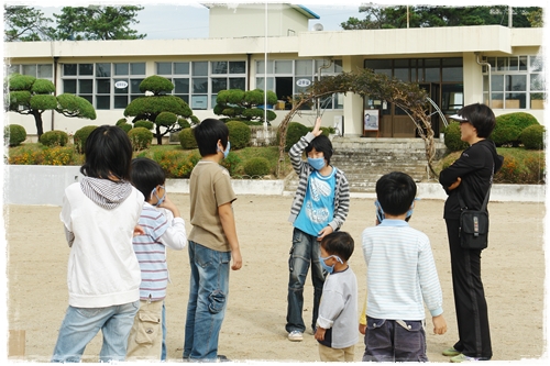 ▲ 듣지 못하면 얼마나 불편한지를 체험하고 있는 어린이들 2