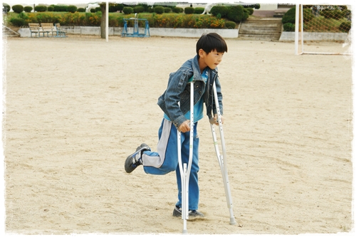 ▲ 목발 신체장애 체험 2