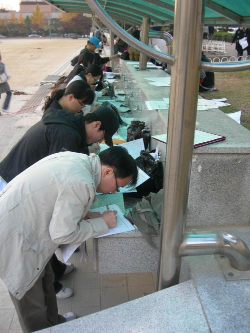 수돗가가 고맙기만 합니다. 수돗가가 원서쓰는 책상으로 바뀌었네요.