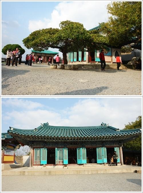 ▲ 서너 그루의 나무가 간월암을 더 아름다게 만든다