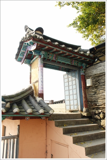 ▲ 해탈문을 닮은 출입문