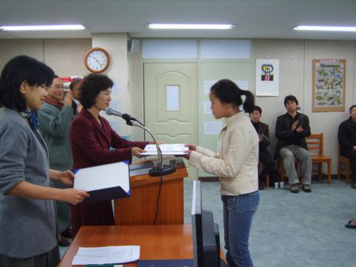 대방중학교 미술영재교육원의 수료식에서 이선희교장이 학생들에게 수료증을 수여하고있다. 뒷쪽에서 박수치는 분은 이영식교감선생님