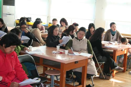 진지하게 경청하는 학부모들